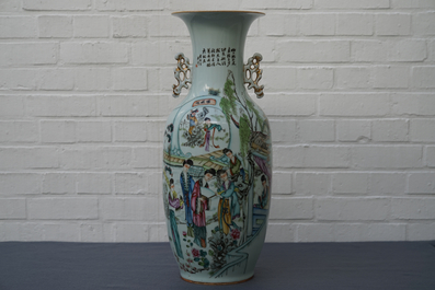 Een Chinese famille rose vaas met tweezijdig decor, 19/20e eeuw