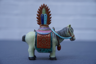 Un mod&egrave;le d'un cheval en porcelaine de Chine famille rose, Qianlong
