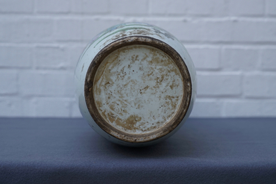 Un vase en porcelaine de Chine famille rose &agrave; double d&eacute;cor, 19/20&egrave;me