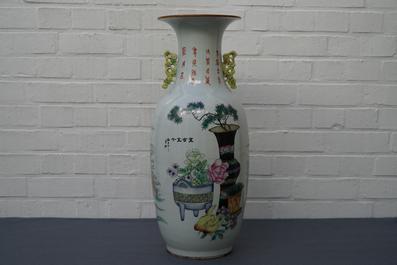 Een Chinese famille rose vaas met tweezijdig decor, 19/20e eeuw