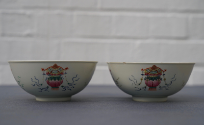 Une paire de bols en porcelaine de Chine famille rose, marque et &eacute;poque de Daoguang