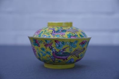 Een Chinese famille rose dekselkom voor de Straits of Peranakan markt, 19e eeuw