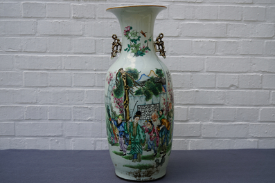 Un vase en porcelaine de Chine famille rose &agrave; double d&eacute;cor, 19/20&egrave;me