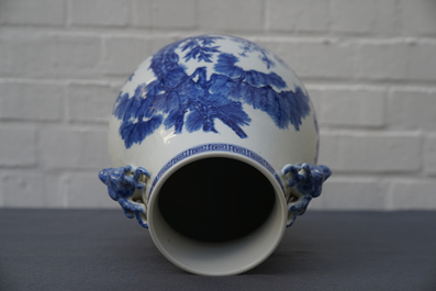 Een Chinese blauwwitte hu vaas met 'Drie Vrienden van de Winter' decor, Qianlong merk, 19/20e eeuw
