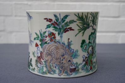 Un pot &agrave; pinceaux en porcelaine de Chine doucai &agrave; d&eacute;cor d'un &eacute;l&eacute;phant, 19/20&egrave;m
