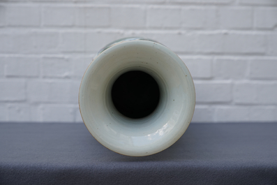 Un vase en porcelaine de Chine famille rose &agrave; double d&eacute;cor, 19/20&egrave;me