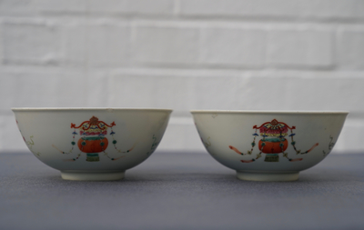 Une paire de bols en porcelaine de Chine famille rose, marque et &eacute;poque de Daoguang