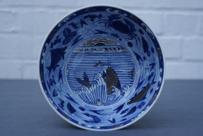 Un bol en porcelaine de Chine bleu, blanc et rouge de cuivre aux carpes et cr&eacute;atures marines, marque de Xuande, Kangxi