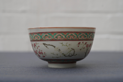 Een Chinese famille rose kom met floraal decor, Shen De Tang Zhi merk, 19/20e eeuw