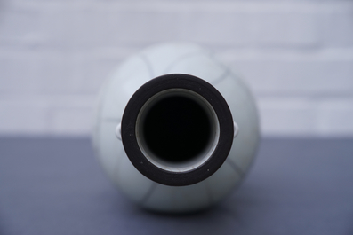 Un vase &agrave; fl&egrave;ches en porcelaine de Chine de type ge, 18&egrave;me