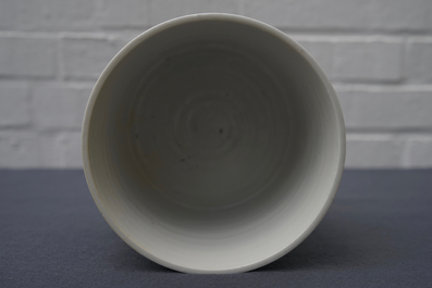 Un pot &agrave; pinceaux en porcelaine de Chine doucai &agrave; d&eacute;cor d'un &eacute;l&eacute;phant, 19/20&egrave;m