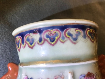 Een Chinese famille rose vaas met celadon fond, Qianlong merk, 19e eeuw