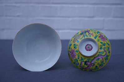 Een Chinese famille rose dekselkom voor de Straits of Peranakan markt, 19e eeuw