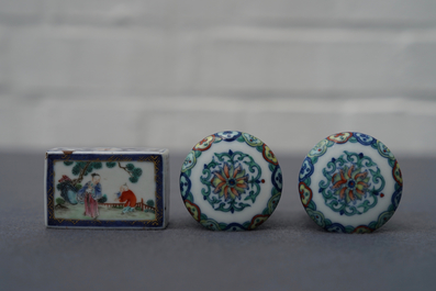 Een paar Chinese doucai scrollknoppen en een famille rose papiergewicht, 19/20e eeuw
