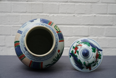 Een Chinese wucai dekselvaas met figuren, Transitie periode