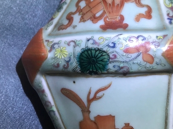 Een Chinese famille rose vaas met celadon fond, Qianlong merk, 19e eeuw