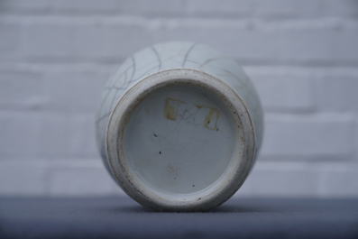 Un vase &agrave; fl&egrave;ches en porcelaine de Chine de type ge, 18&egrave;me