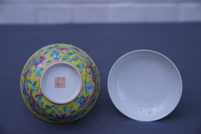 Een Chinese famille rose dekselkom voor de Straits of Peranakan markt, 19e eeuw