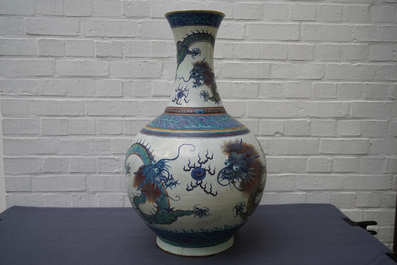 Une paire de vases de forme bouteille en porcelaine de Chine doucai, marque de Qianlong, 19&egrave;me