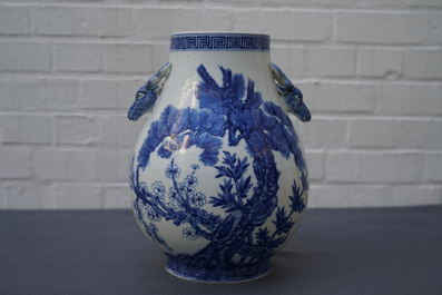 Een Chinese blauwwitte hu vaas met 'Drie Vrienden van de Winter' decor, Qianlong merk, 19/20e eeuw