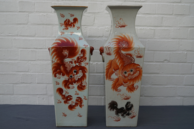 Deux vases de forme carr&eacute; en porcelaine de Chine qianjiang cai, 19/20&egrave;me
