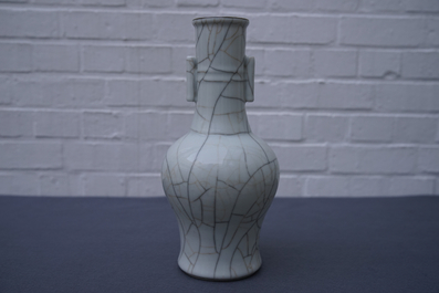 Un vase &agrave; fl&egrave;ches en porcelaine de Chine de type ge, 18&egrave;me