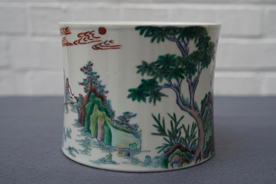 Un pot &agrave; pinceaux en porcelaine de Chine doucai &agrave; d&eacute;cor d'un &eacute;l&eacute;phant, 19/20&egrave;m