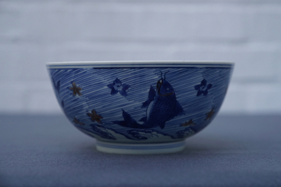 Un bol en porcelaine de Chine bleu, blanc et rouge de cuivre aux carpes et cr&eacute;atures marines, marque de Xuande, Kangxi