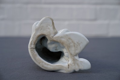 Un mod&egrave;le de Guanyin en porcelaine blanc de Chine, marque incis&eacute; sur le dos, 18&egrave;me