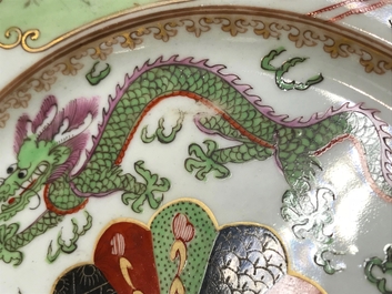 Une paire d'assiettes en porcelaine de Chine famille verte, Qianlong