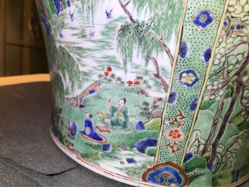 Een grote Chinese famille verte dekselvaas met figuren in rivierlandschappen, Kangxi