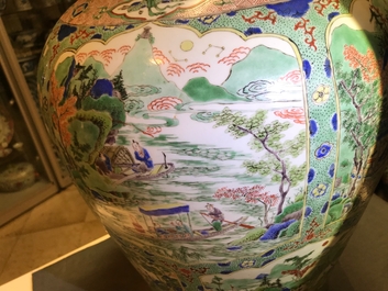 Een grote Chinese famille verte dekselvaas met figuren in rivierlandschappen, Kangxi