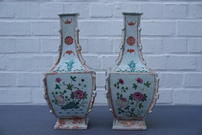 Une paire de vases en porcelaine de Chine famille rose et faux marbre, Qianlong