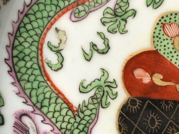 Une paire d'assiettes en porcelaine de Chine famille verte, Qianlong