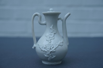 Une verseuse &agrave; vin en porcelaine blanc de Chine de Dehua &agrave; d&eacute;cor appliqu&eacute;, Kangxi