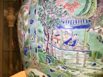 Een grote Chinese famille verte dekselvaas met figuren in rivierlandschappen, Kangxi