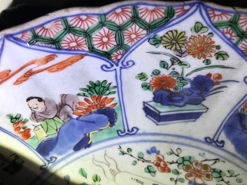Een Chinese famille verte schotel met het wapen van Artois, Kangxi/Yongzheng