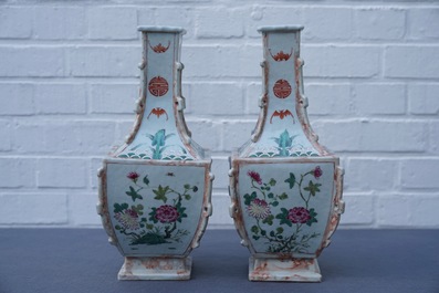 Une paire de vases en porcelaine de Chine famille rose et faux marbre, Qianlong