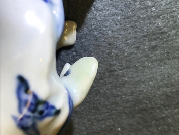 Een Chinees blauwwit model van een dame, Wanli