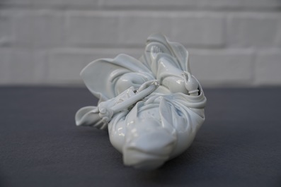 Un mod&egrave;le de Guanyin en porcelaine blanc de Chine, marque incis&eacute; sur le dos, 18&egrave;me