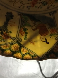 Een Chinese famille verte schotel met het wapen van Artois, Kangxi/Yongzheng