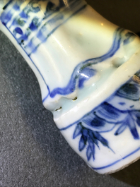 Een Chinees blauwwit model van een dame, Wanli