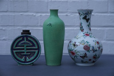Drie Chinese famille rose vazen, twee met Qianlong merk, 19/20e eeuw