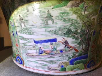 Een grote Chinese famille verte dekselvaas met figuren in rivierlandschappen, Kangxi
