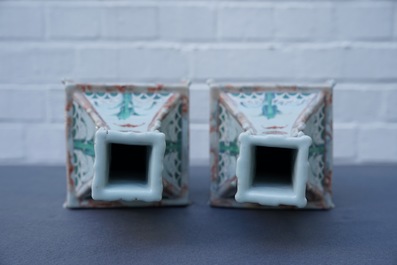 Une paire de vases en porcelaine de Chine famille rose et faux marbre, Qianlong