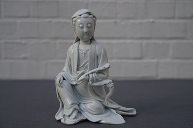 Un mod&egrave;le de Guanyin en porcelaine blanc de Chine, marque incis&eacute; sur le dos, 18&egrave;me