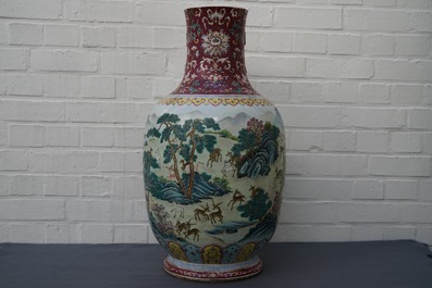 Un vase en porcelaine de Chine famille rose &agrave; d&eacute;cor de daims, marque de Qianlong, 19/20&egrave;me
