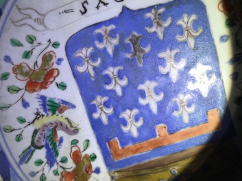Een Chinese famille verte schotel met het wapen van Artois, Kangxi/Yongzheng