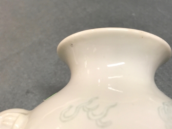 Un vase en porcelaine blanc de Chine de Dehua &agrave; d&eacute;cor anhua, Kangxi