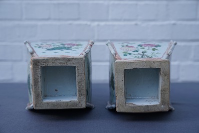 Une paire de vases en porcelaine de Chine famille rose et faux marbre, Qianlong